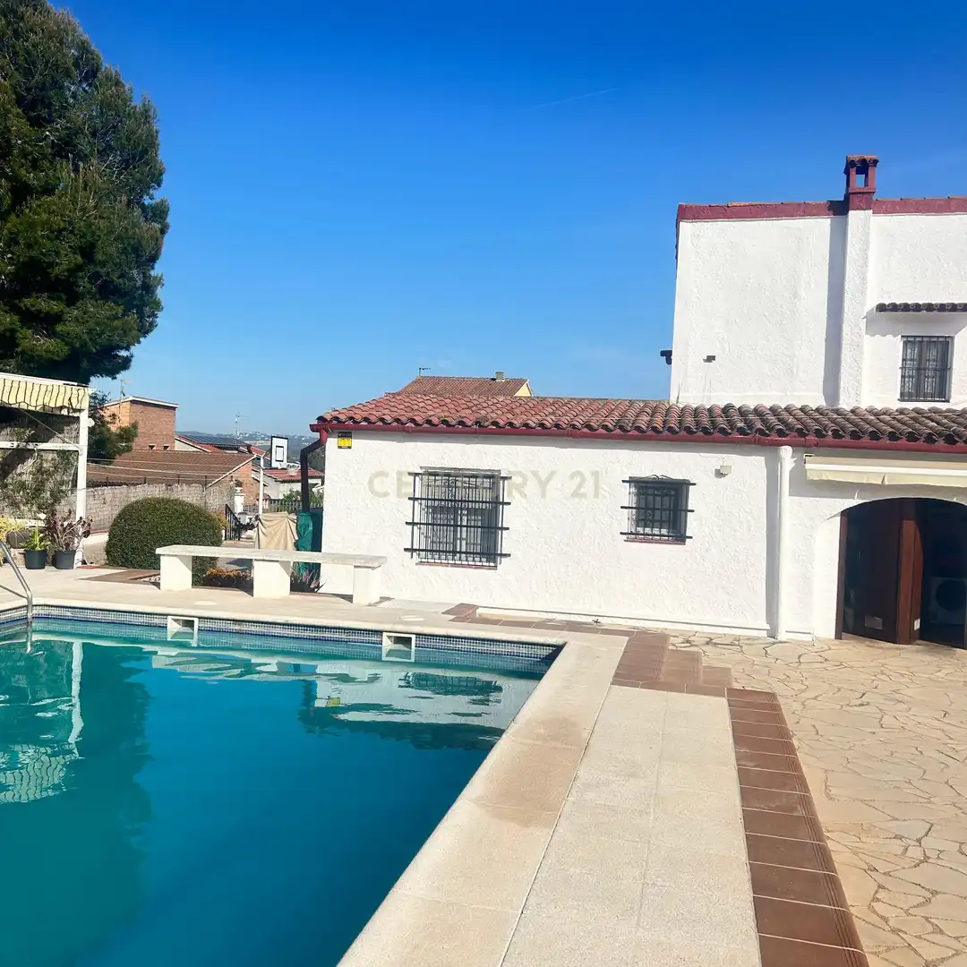 Piscina de Casa o xalet en venda en El Vendrell amb Aire condicionat, Jardí privat i Traster