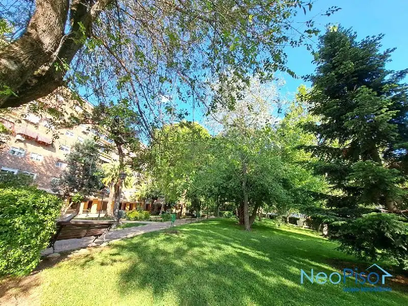 Vista exterior de Pis en venda en Alcorcón amb Jardí privat, Terrassa i Piscina