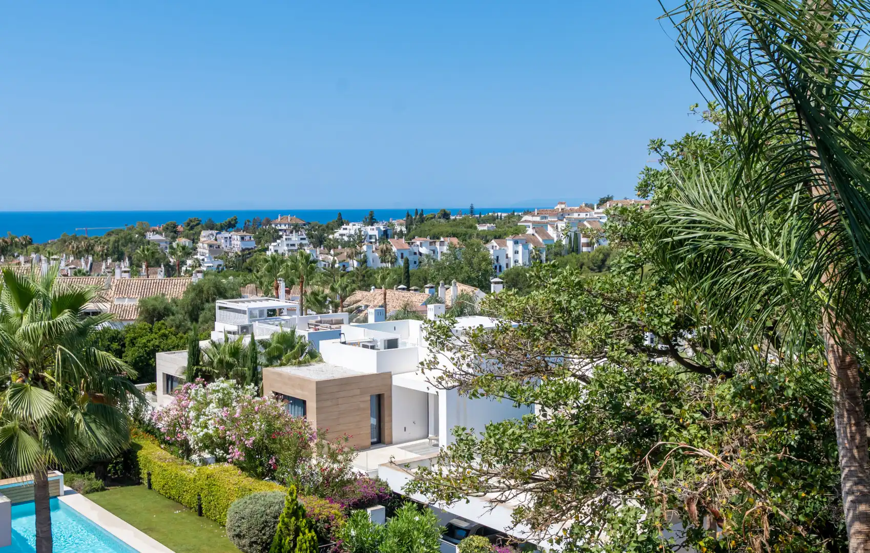 Vista exterior de Casa adosada en venda en Marbella amb Jardí privat, Terrassa i Piscina