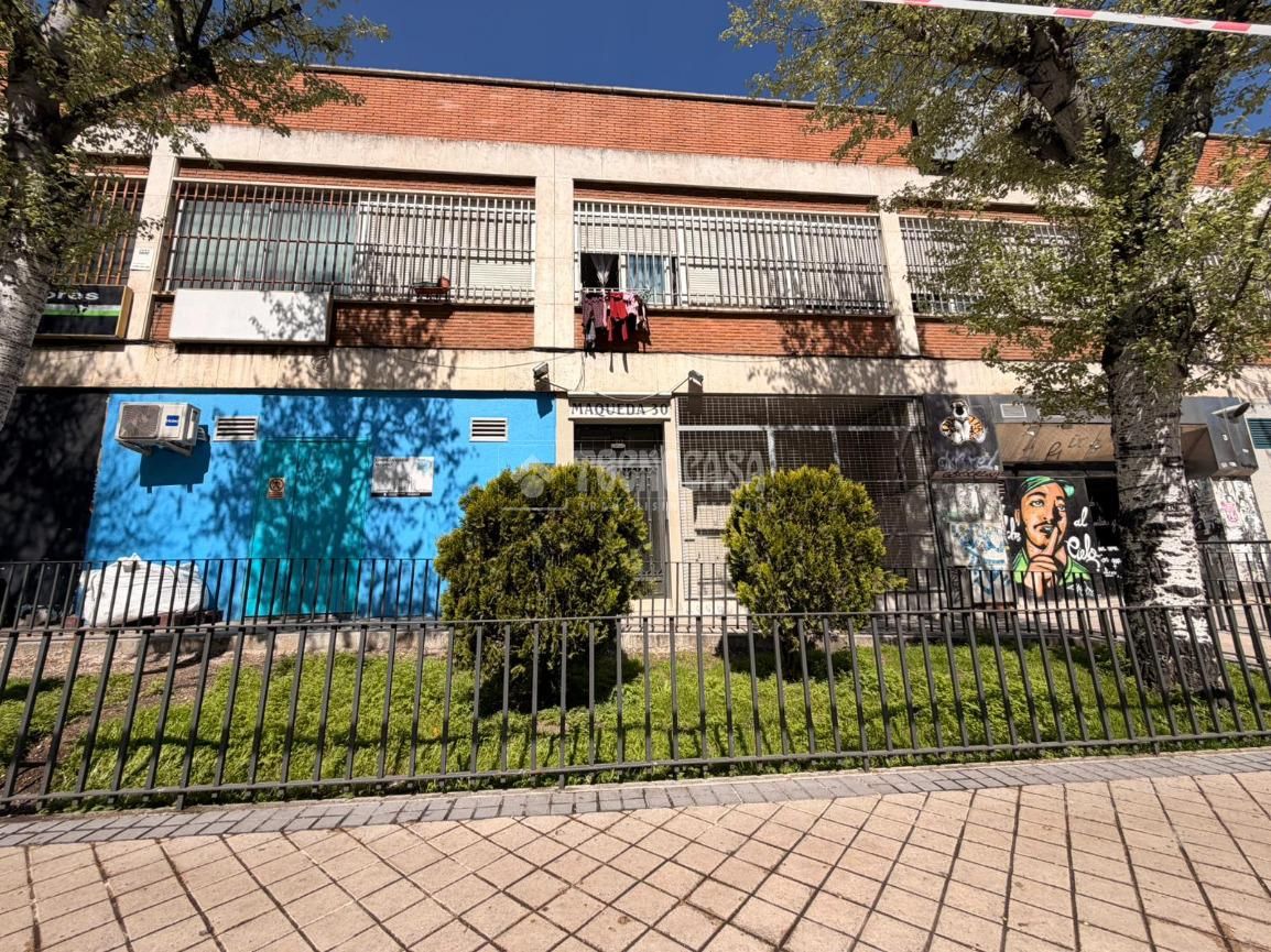 Vista exterior de Estudi en venda en  Madrid Capital amb Aire condicionat, Moblat i Domòtica
