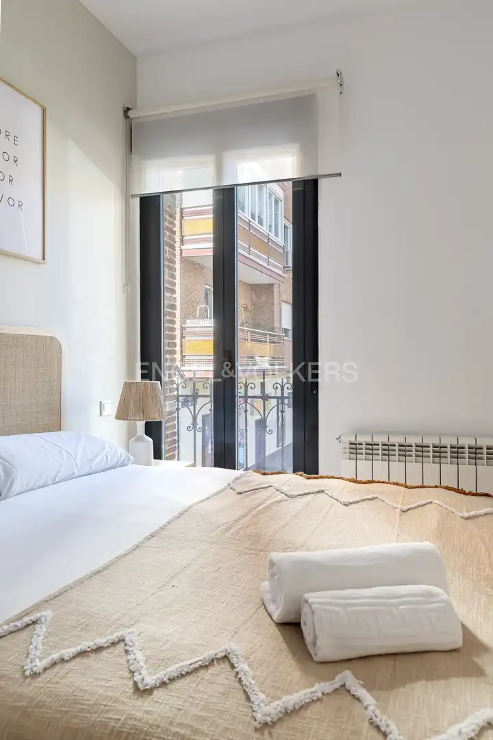 Dormitori de Apartament de lloguer en Madrid amb Aire condicionat, Calefacció i Moblat