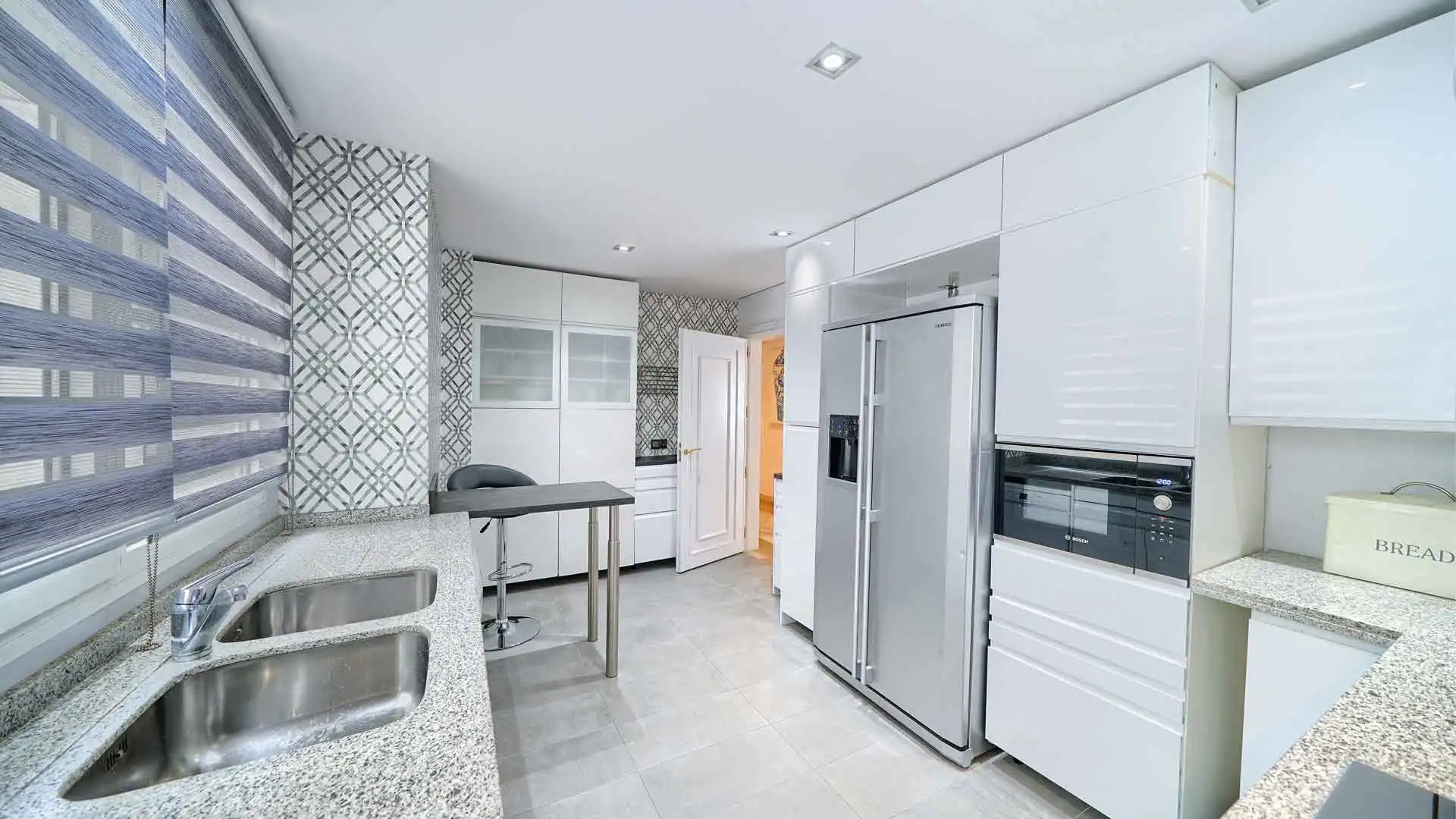 Cuina de Apartament en venda en Marbella amb Aire condicionat, Terrassa i Piscina