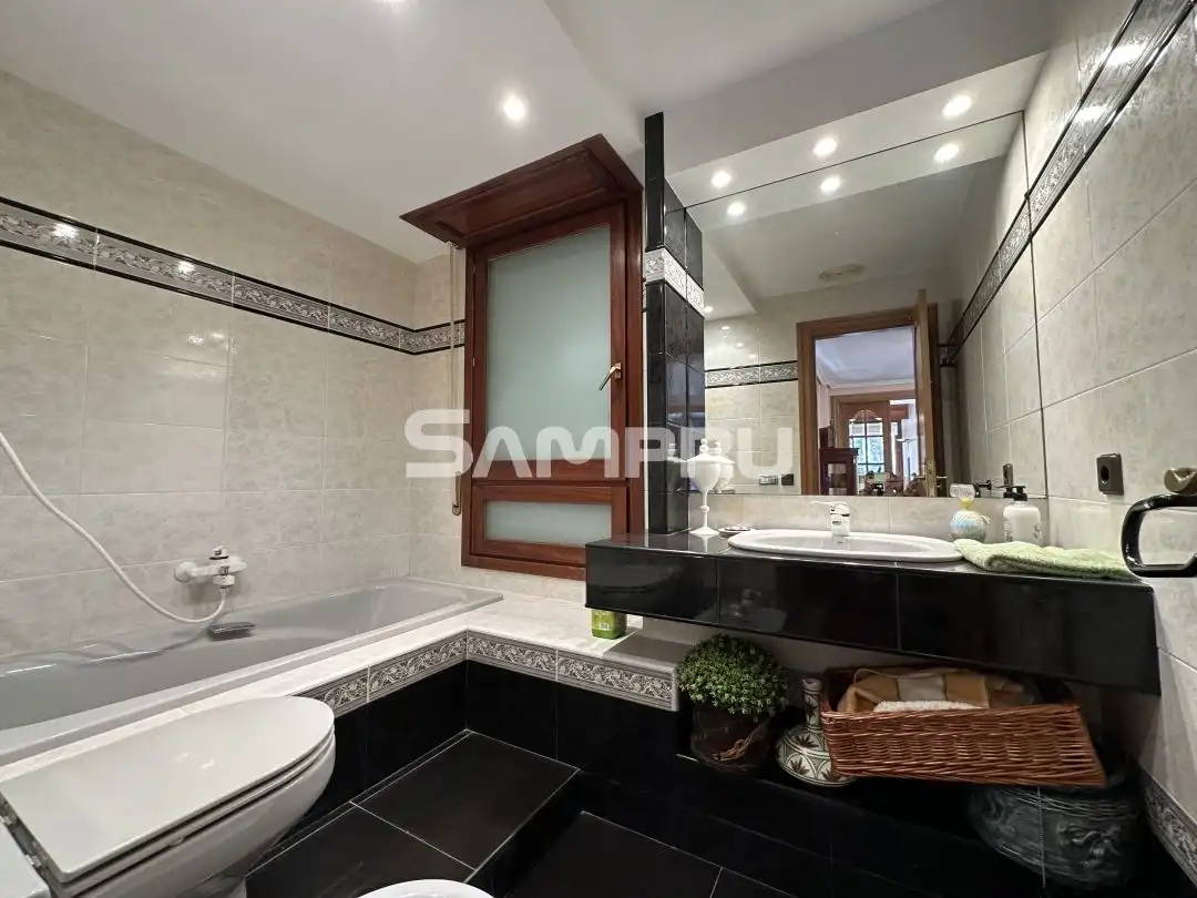 Badezimmer von Wohnung zum Verkauf in Legutio mit Heizung, Privatgarten und Terrasse