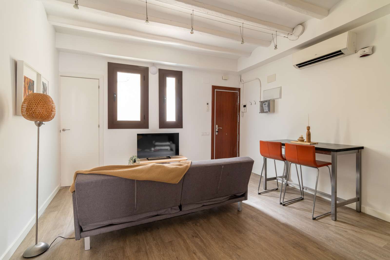 Living room of Study to share in  Barcelona Capital  with Air Conditioner and Terrace