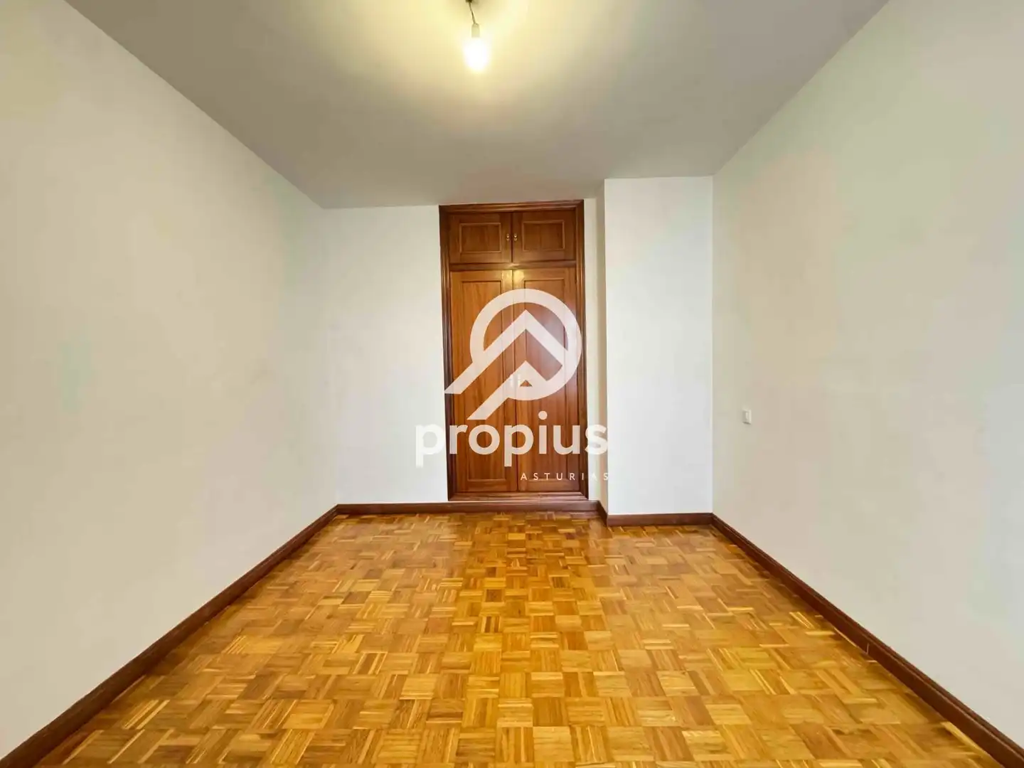 Habitación de Piso en venta en Oviedo  con Calefacción, Parquet y Terraza