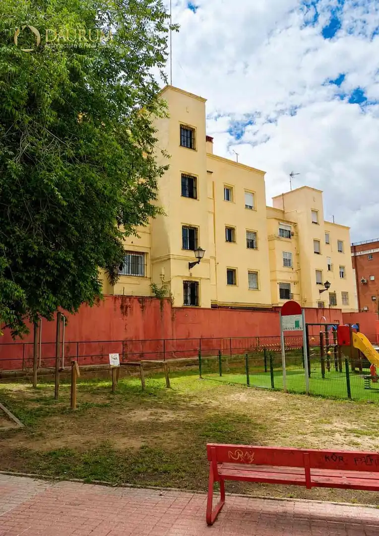 Vista exterior de Pis en venda en Sevilla amb Calefacció