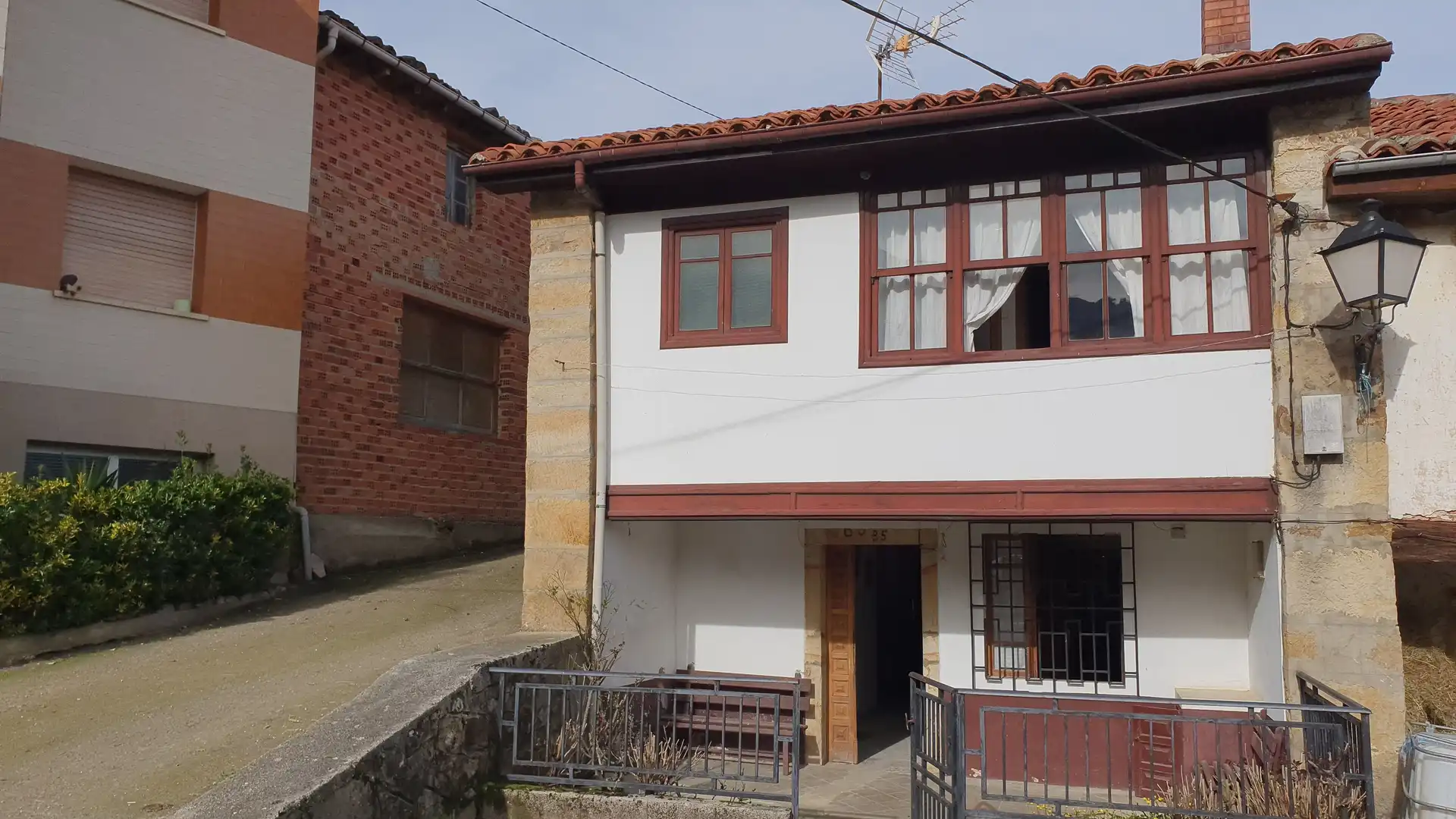 Vista exterior de Casa adosada en venda en Cabrales amb Calefacció, Terrassa i Balcó