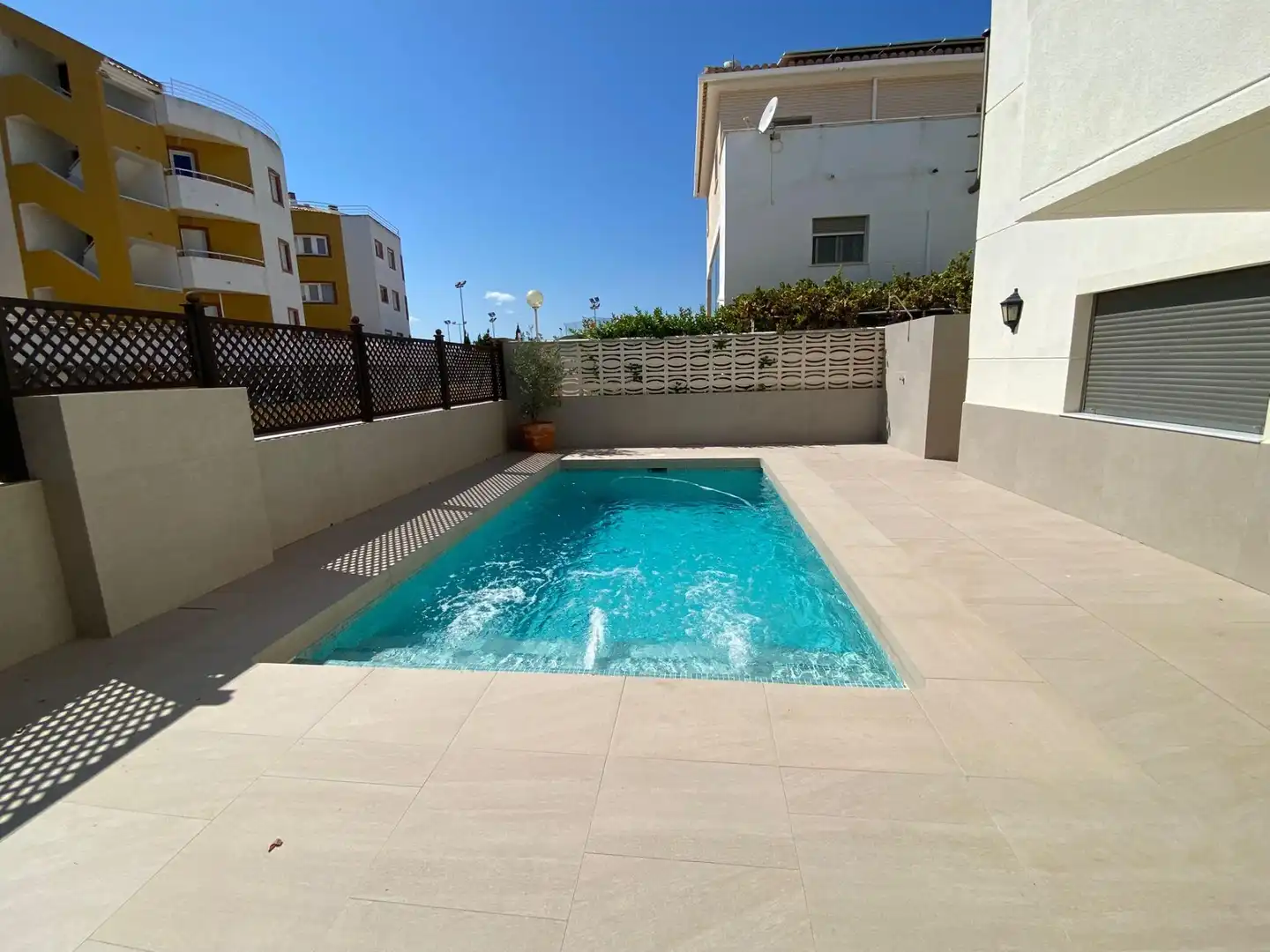 Piscina de Casa adosada en venda en Oliva amb Aire condicionat, Calefacció i Jardí privat