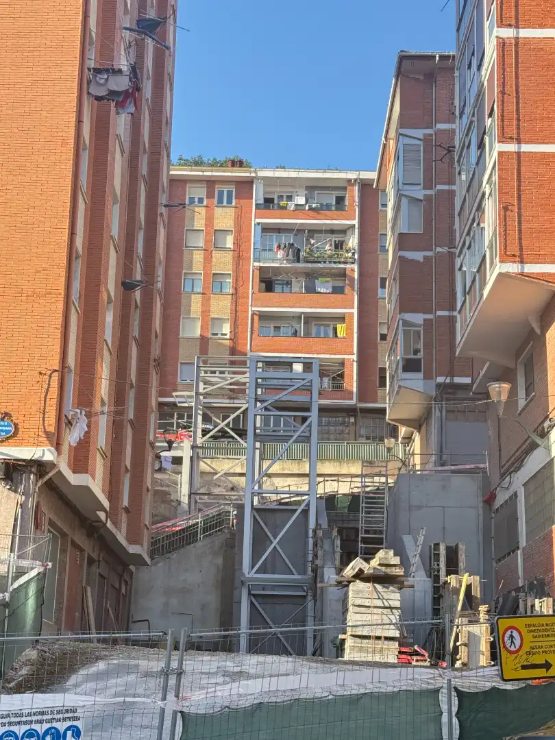 Vista exterior de Pis en venda en Bilbao  amb Calefacció, Terrassa i Moblat