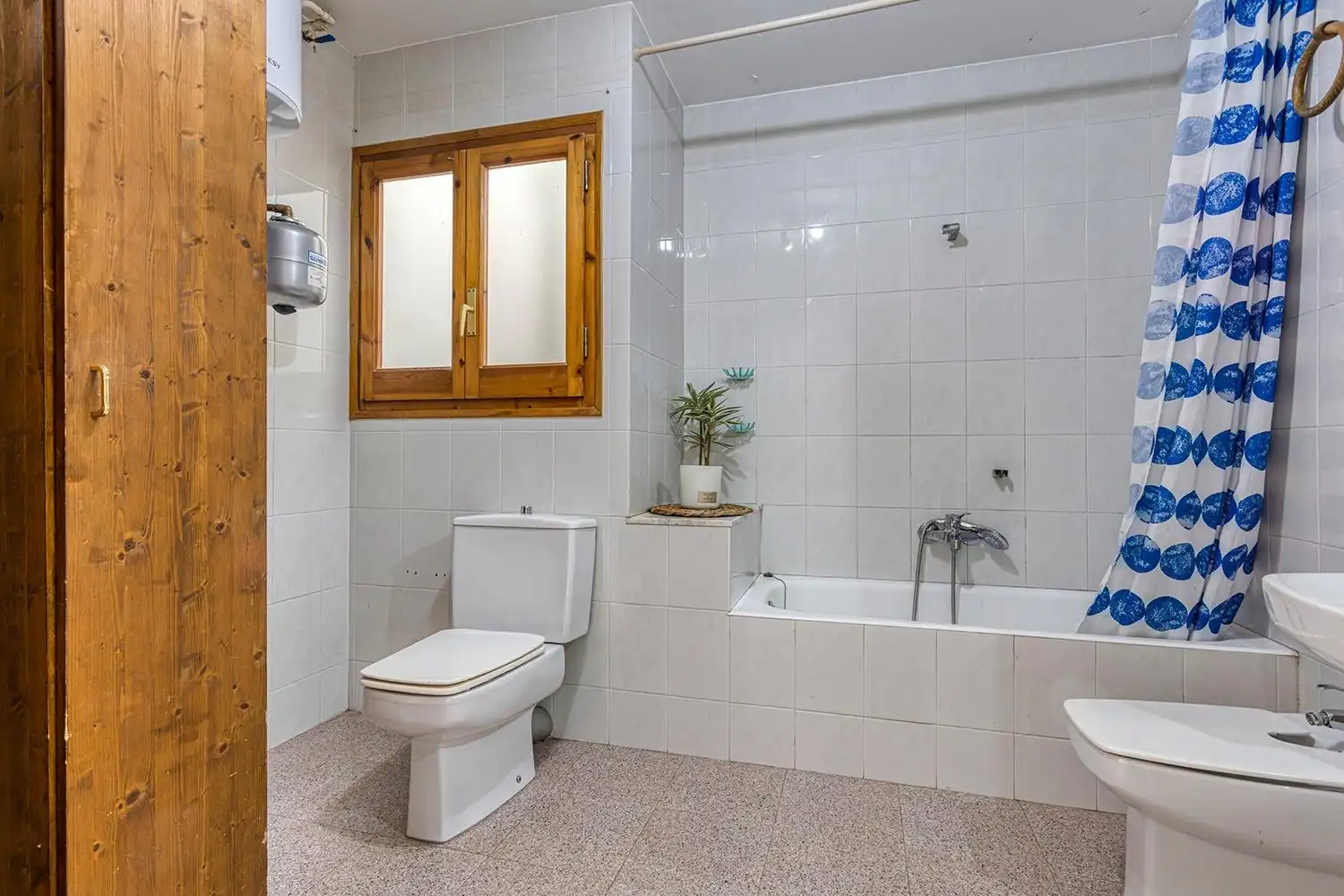 Badezimmer von Wohnung zum Verkauf in Sant Martí de Tous mit Terrasse, Abstellraum und Balkon