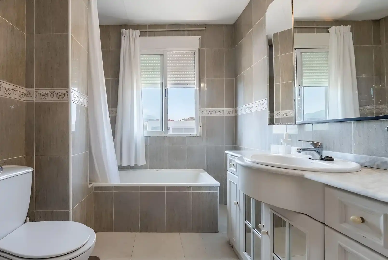 Baño de Casa adosada en venta en Ogíjares con Aire acondicionado, Calefacción y Terraza