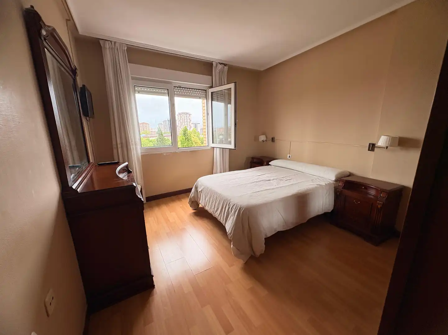 Bedroom of Flat for sale in Gijón   with Heating, Parquet flooring and Furnished