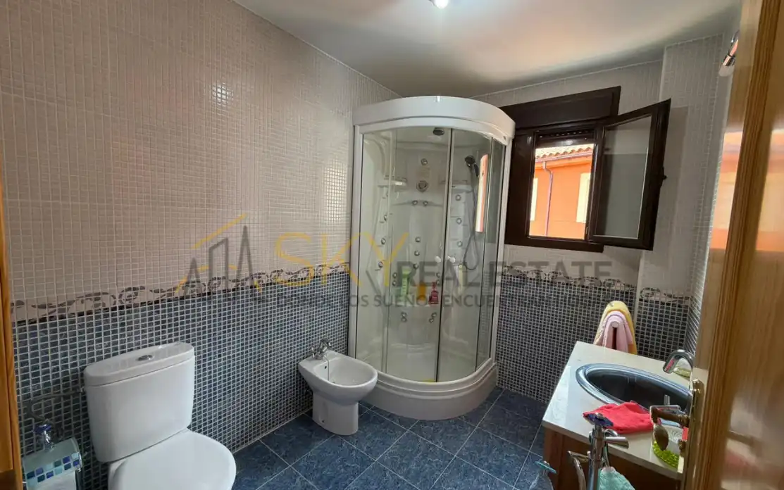 Bathroom of Flat for sale in Cuacos de Yuste  with Terrace, Storage room and Furnished