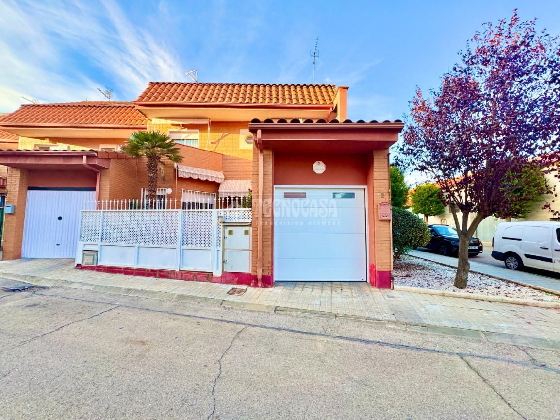 Vista exterior de Casa adosada en venda en Yunquera de Henares