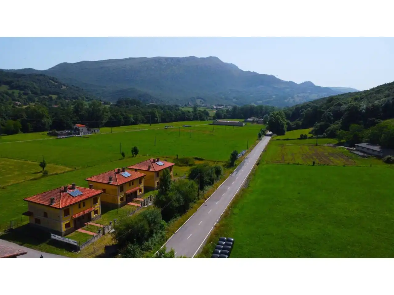 Vista exterior de Casa adosada en venta en Ruesga con Calefacción y Jardín privado