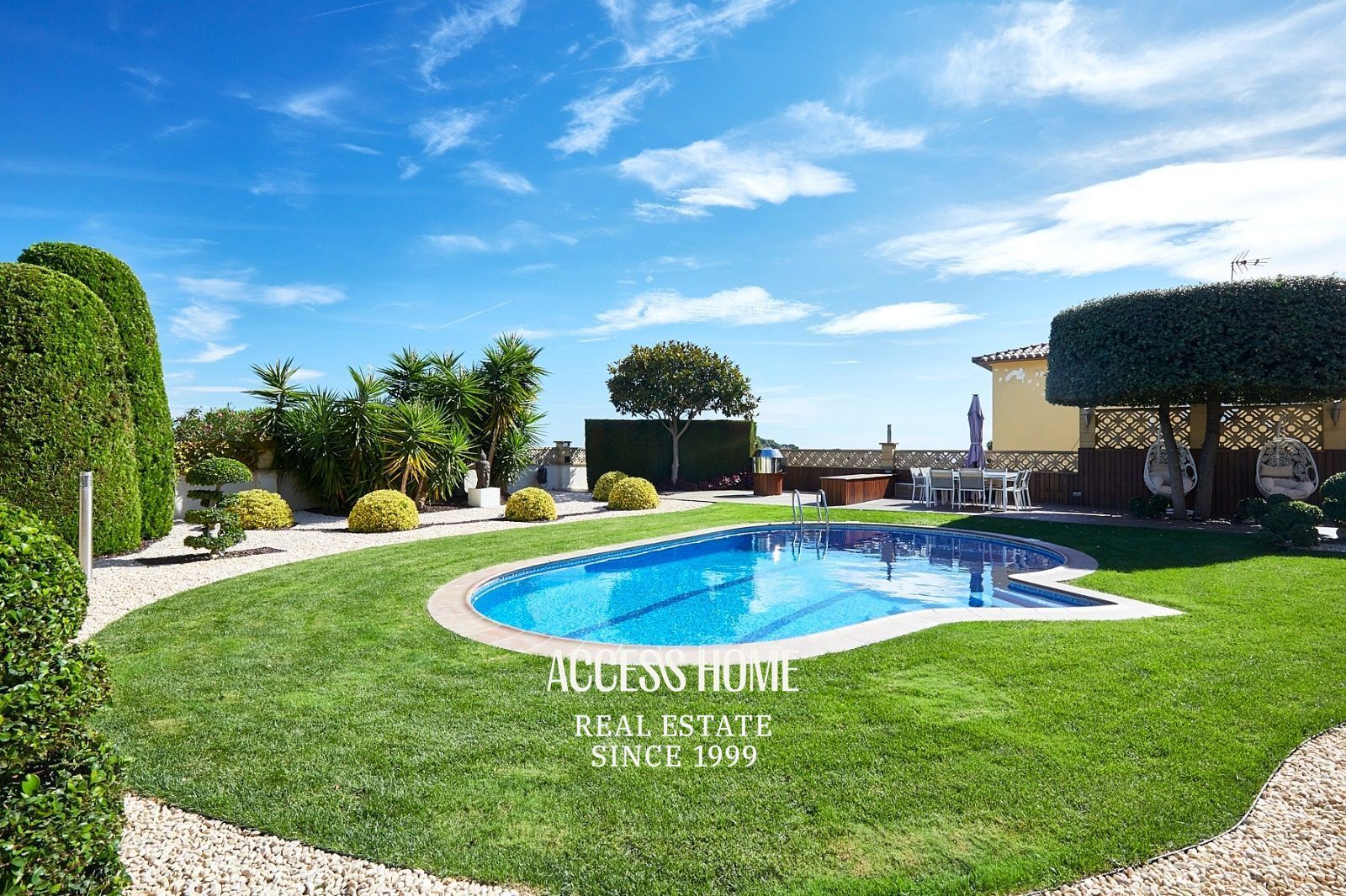 Vista exterior de Casa o xalet en venda en Badalona amb Aire condicionat, Calefacció i Piscina
