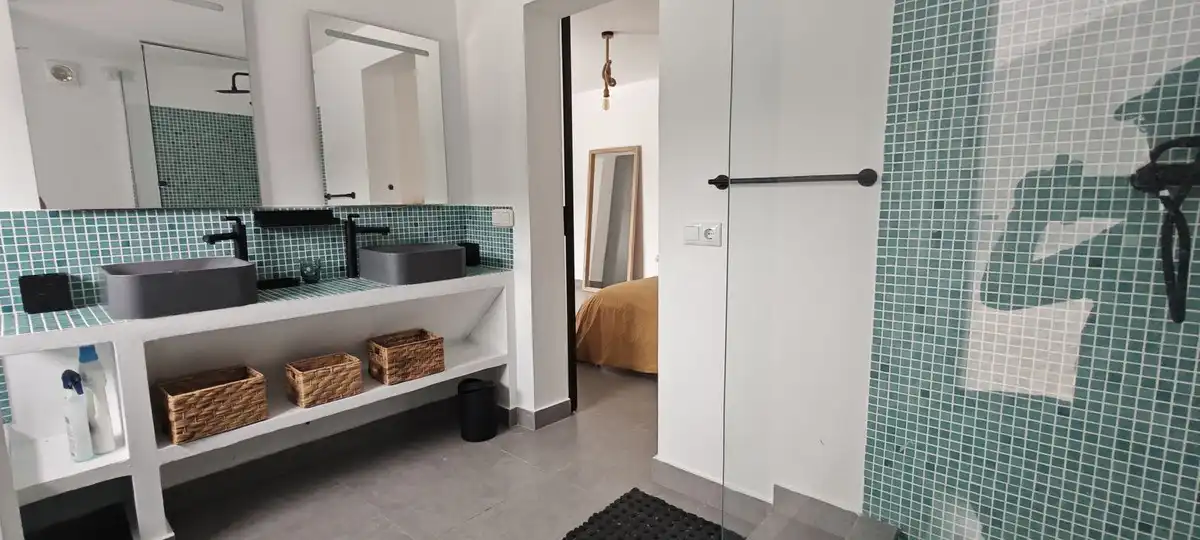 Bany de Casa o xalet en venda en Marbella amb Aire condicionat, Jardí privat i Piscina