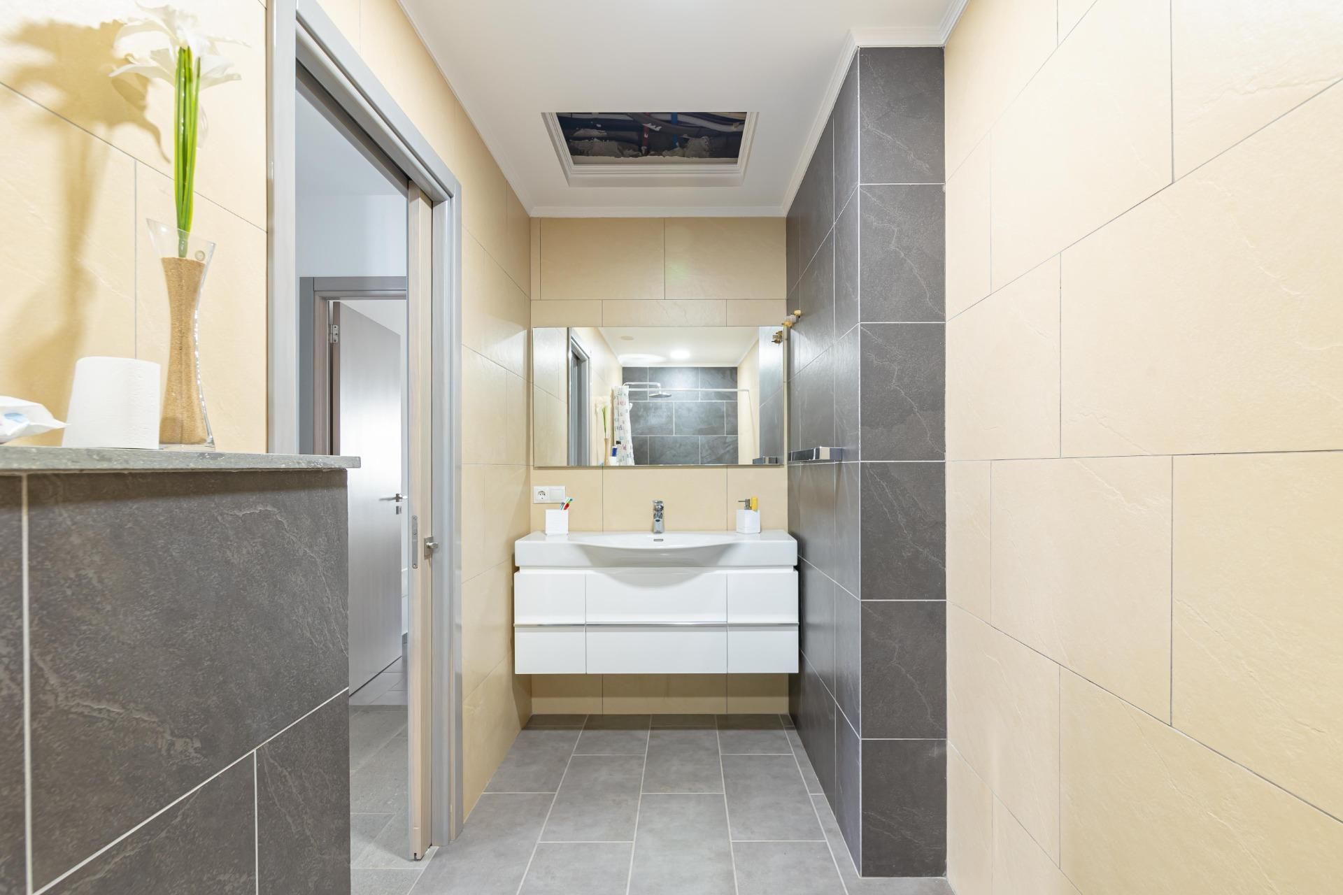 Bathroom of House or chalet for sale in Santa Lucía de Tirajana  with Air Conditioner, Private garden and Terrace