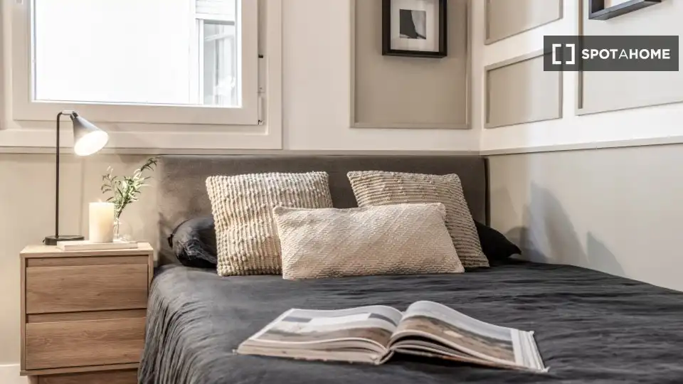 Schlafzimmer von Wohnung zur Miete in Madrid mit Klimaanlage, Heizung und Möbliert