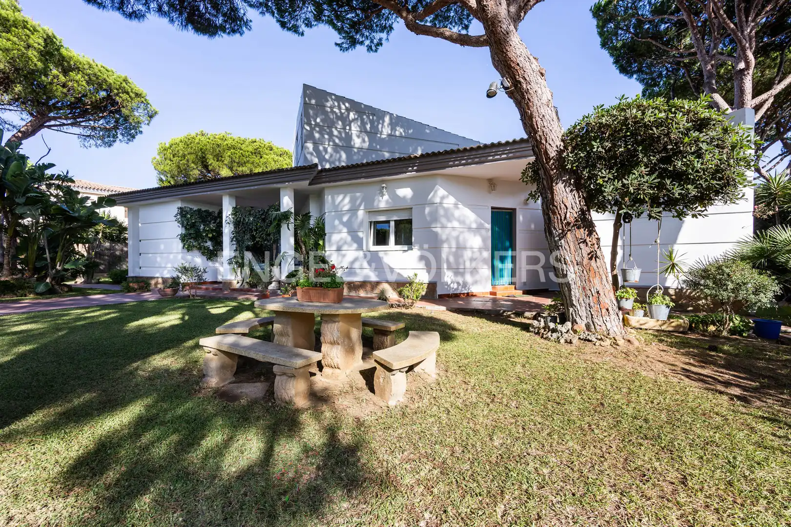 Vista exterior de Casa o xalet en venda en Conil de la Frontera amb Aire condicionat, Calefacció i Jardí privat