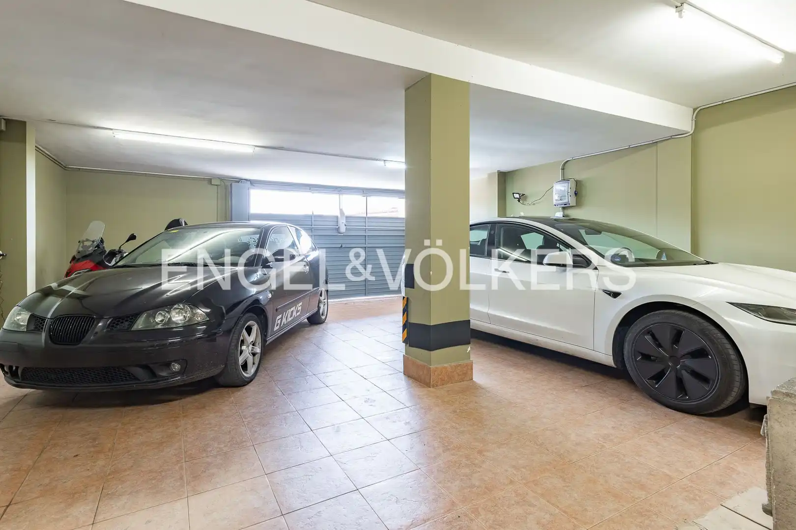Parking de Casa adosada de alquiler en Tiana con Aire acondicionado, Calefacción y Jardín privado