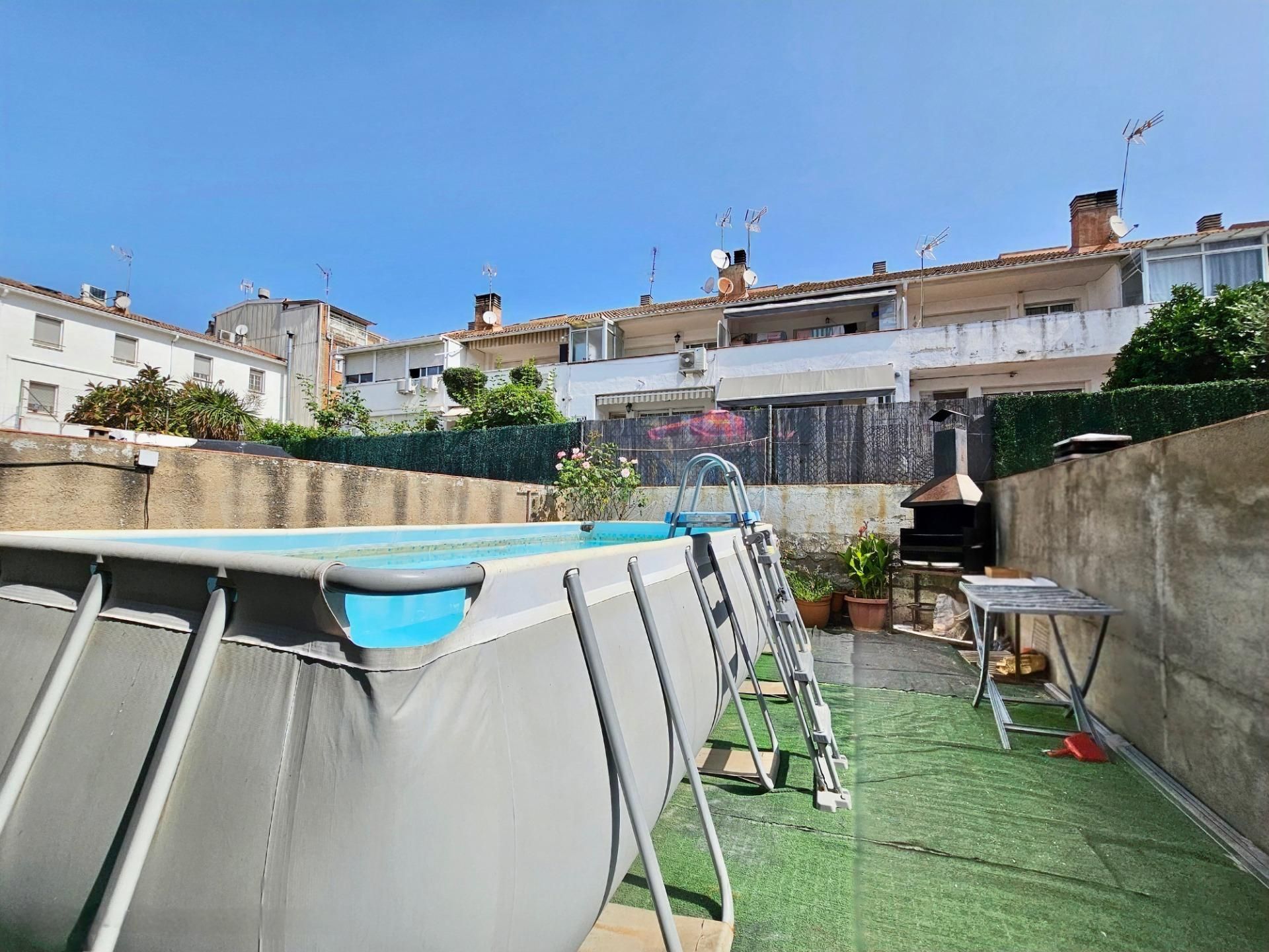 Swimming pool of House or chalet for sale in Terrassa  with Air Conditioner, Heating and Private garden