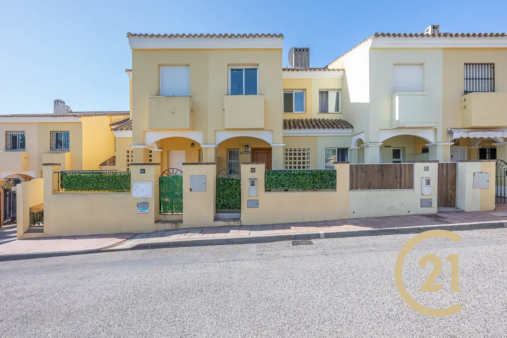Vista exterior de Casa adosada en venda en Estepona amb Aire condicionat, Jardí privat i Terrassa