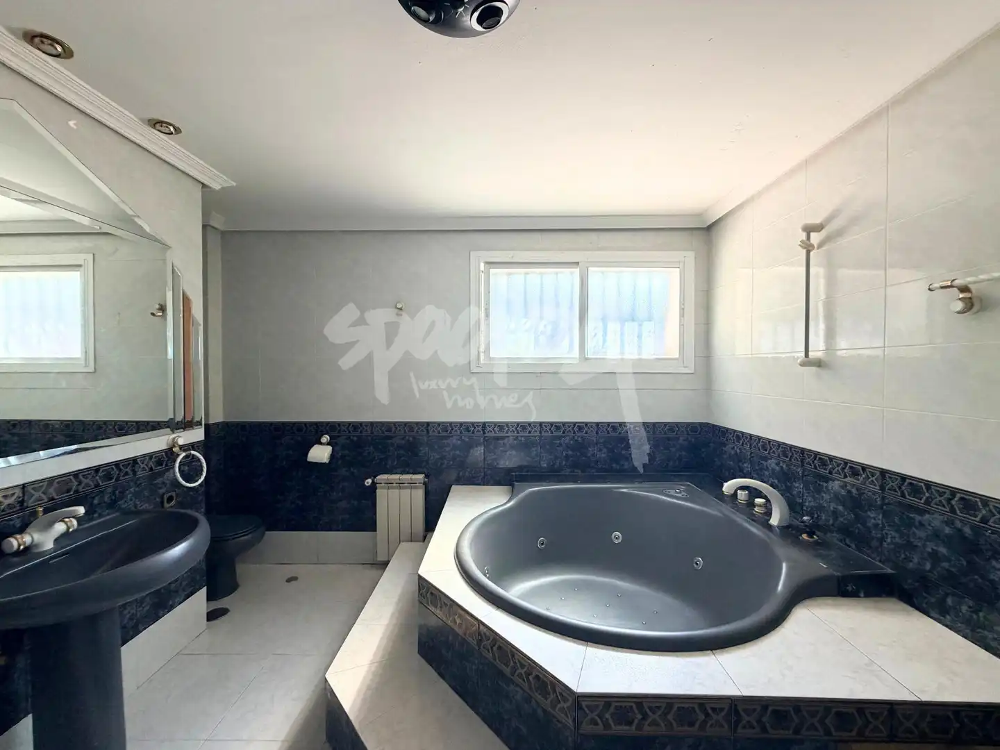 Bathroom of Houses for sale in Sevilla la Nueva  with Heating, Private garden and Terrace