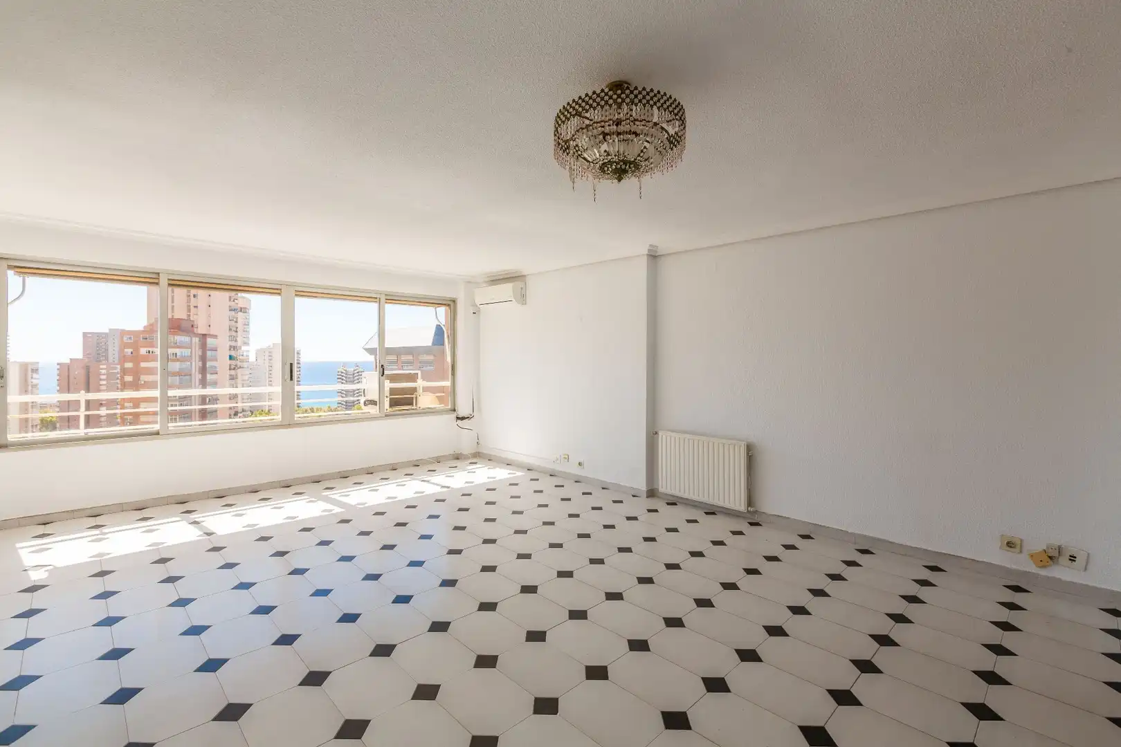 Sala de estar de Piso en venta en Benidorm con Aire acondicionado, Calefacción y Piscina comunitaria