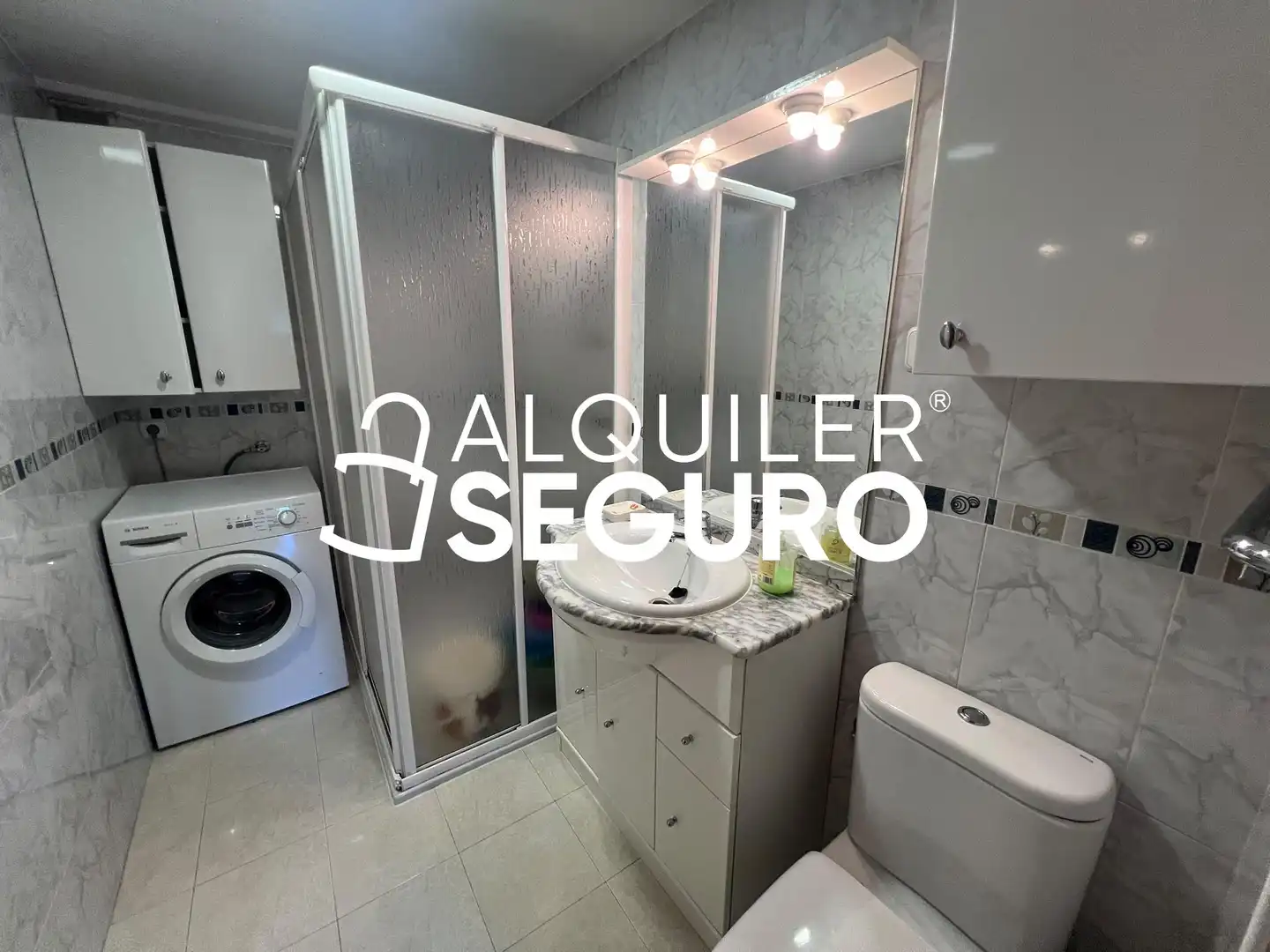Baño de Piso de alquiler en Madrid con Calefacción y Amueblado
