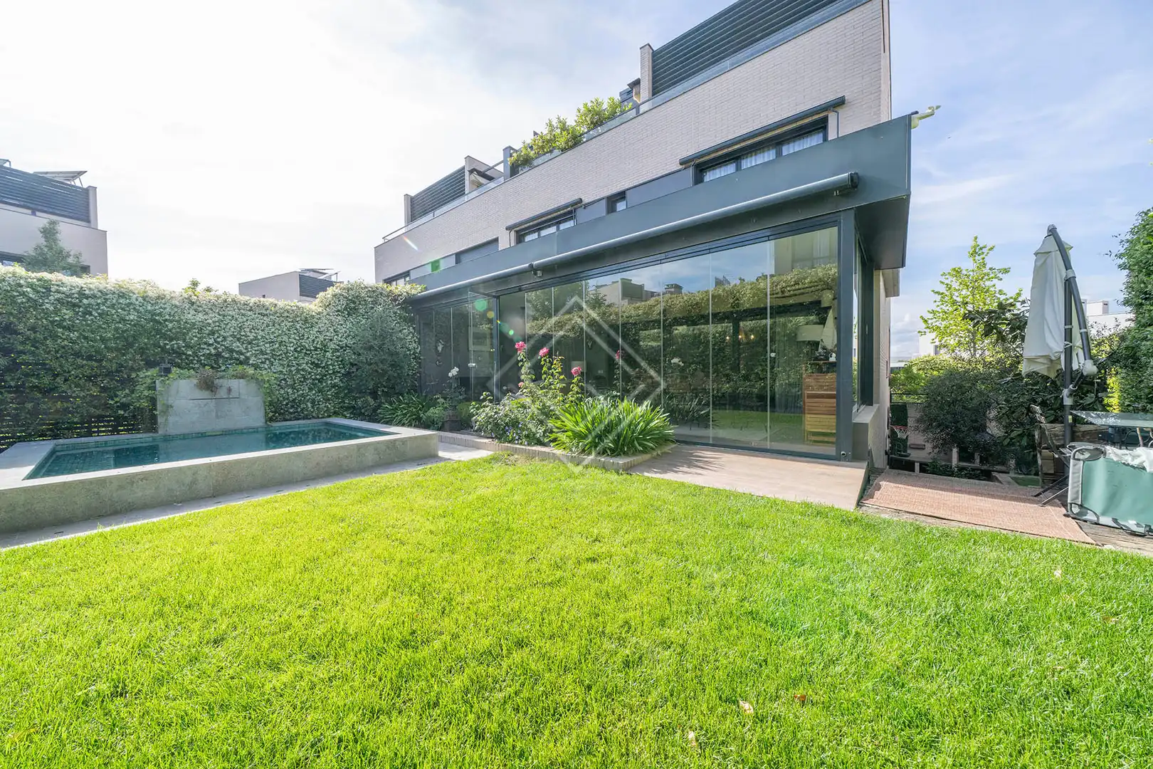 Garten von Einfamilien-Reihenhaus zum Verkauf in Madrid mit Klimaanlage, Heizung und Privatgarten