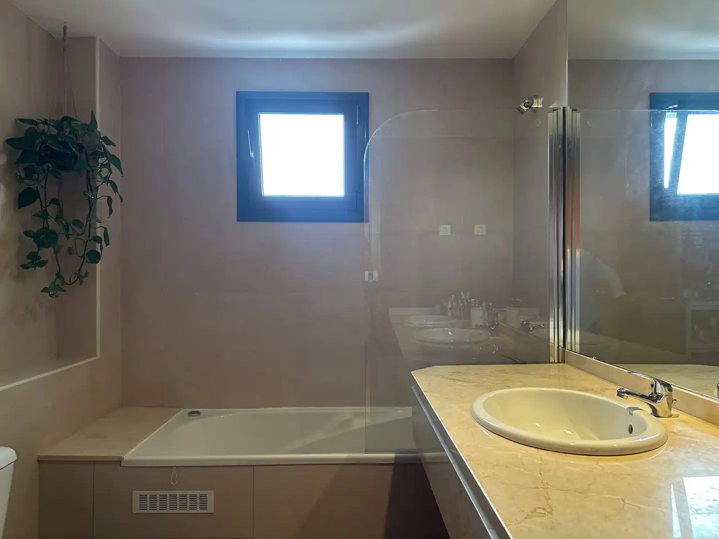 Baño de Casa adosada en venta en Sant Esteve Sesrovires con Aire acondicionado, Calefacción y Jardín privado