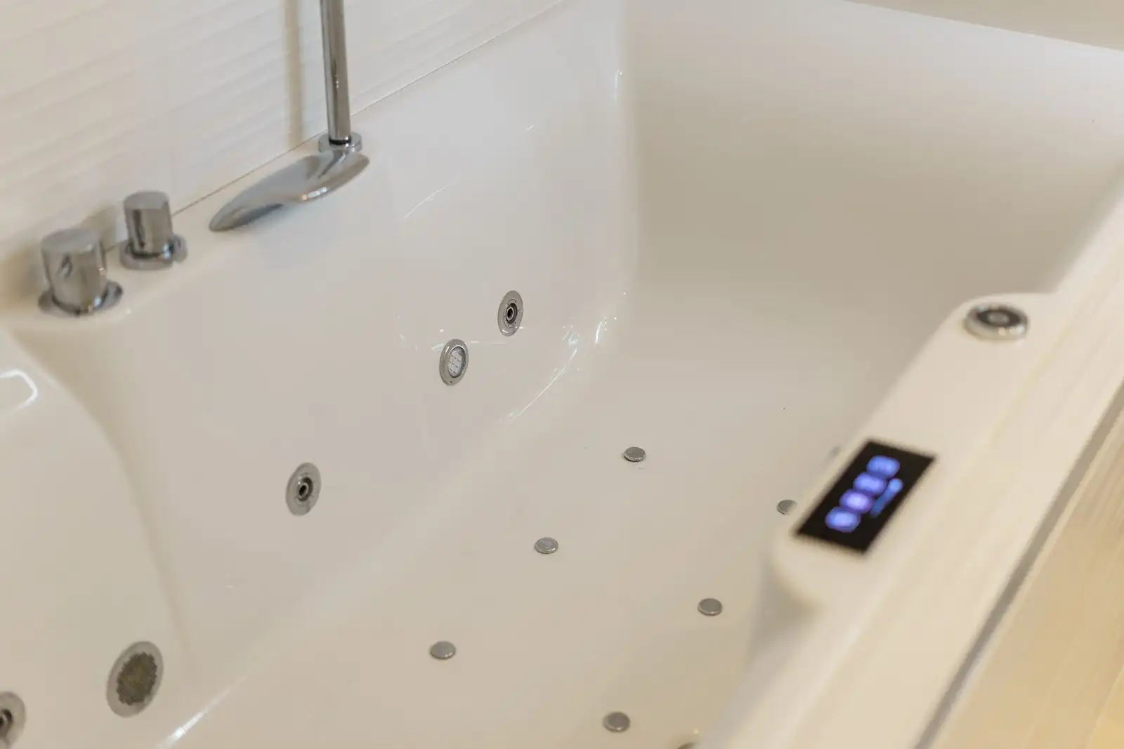 Badezimmer von Wohnung zum Verkauf in Benahavís mit Terrasse, Abstellraum und Möbliert