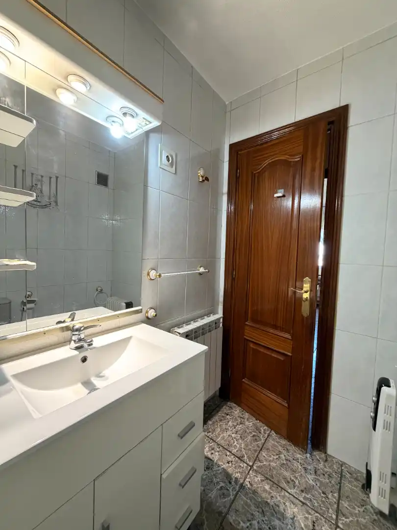 Baño de Piso en venta en Madrid con Calefacción, Terraza y Amueblado