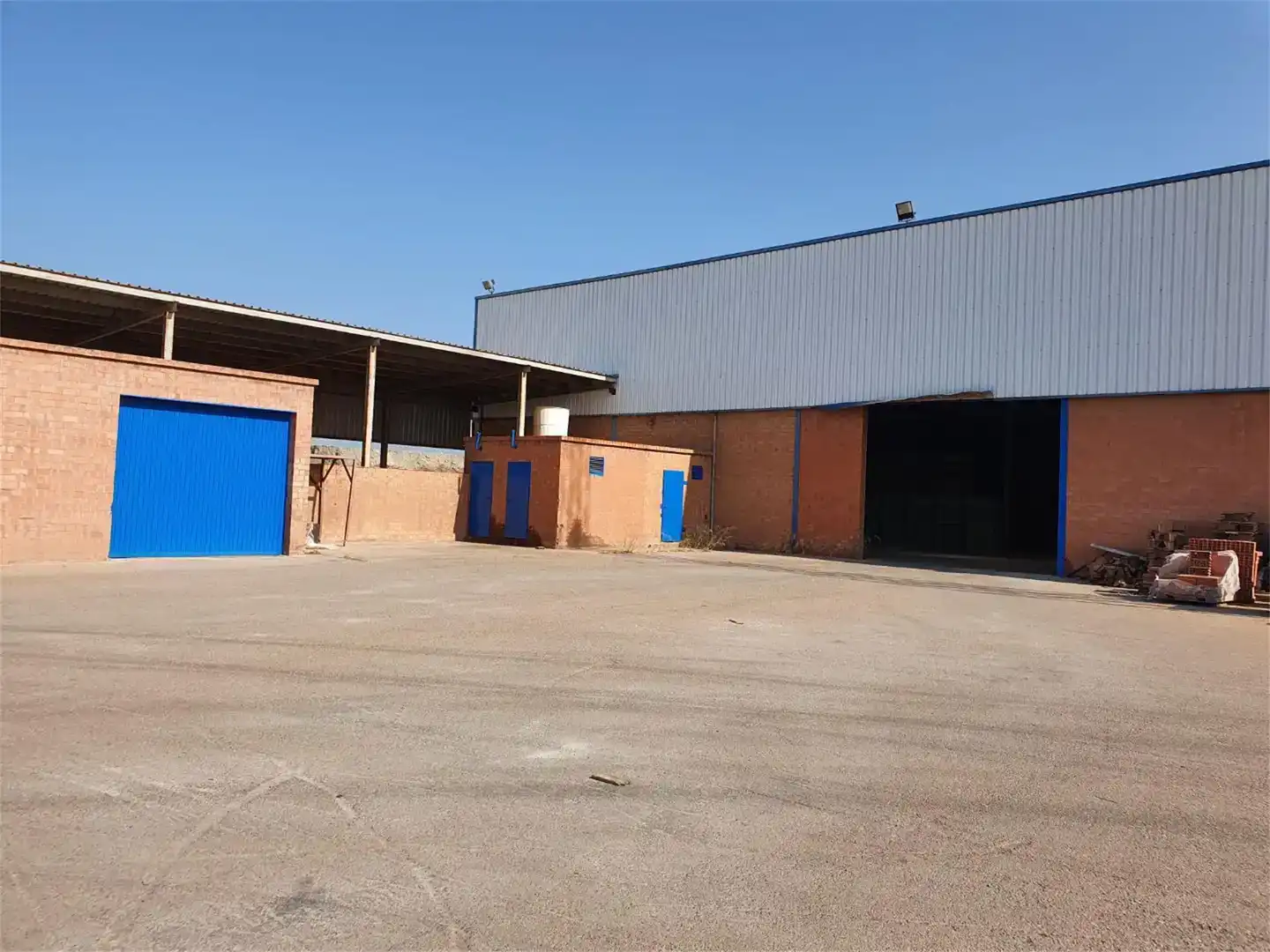 Außenansicht von Fabrikhallen zur Miete in Bailén, Jaén