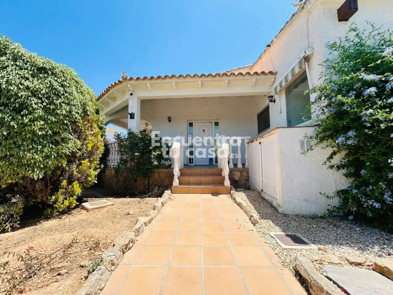 Vista exterior de Casa o xalet en venda en L'Alfàs del Pi amb Aire condicionat, Calefacció i Jardí privat