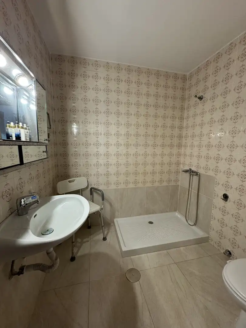 Bathroom of Flat for sale in Sevilla  with Air Conditioner, Heating and Terrace