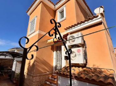 Chalet con piscina en venta en Cox