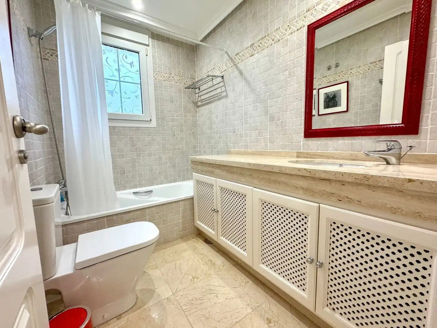 Baño de Apartamento de alquiler en Altea con Aire acondicionado, Calefacción y Jardín privado