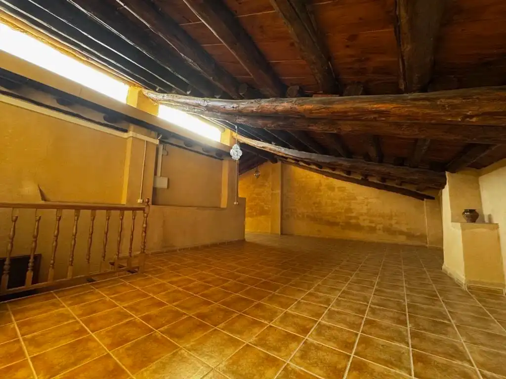 Casa adosada en venta en Valderrobres con Calefacción, Horno y Lavadora