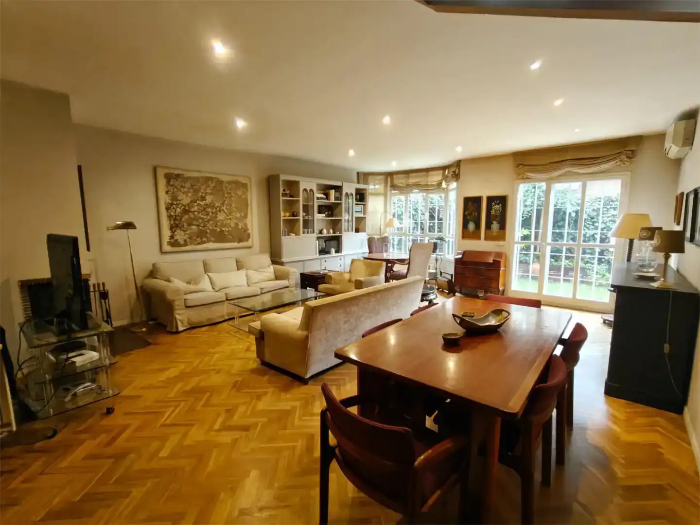 Sala d'estar de Casa adosada en venda en  Madrid Capital amb Aire condicionat