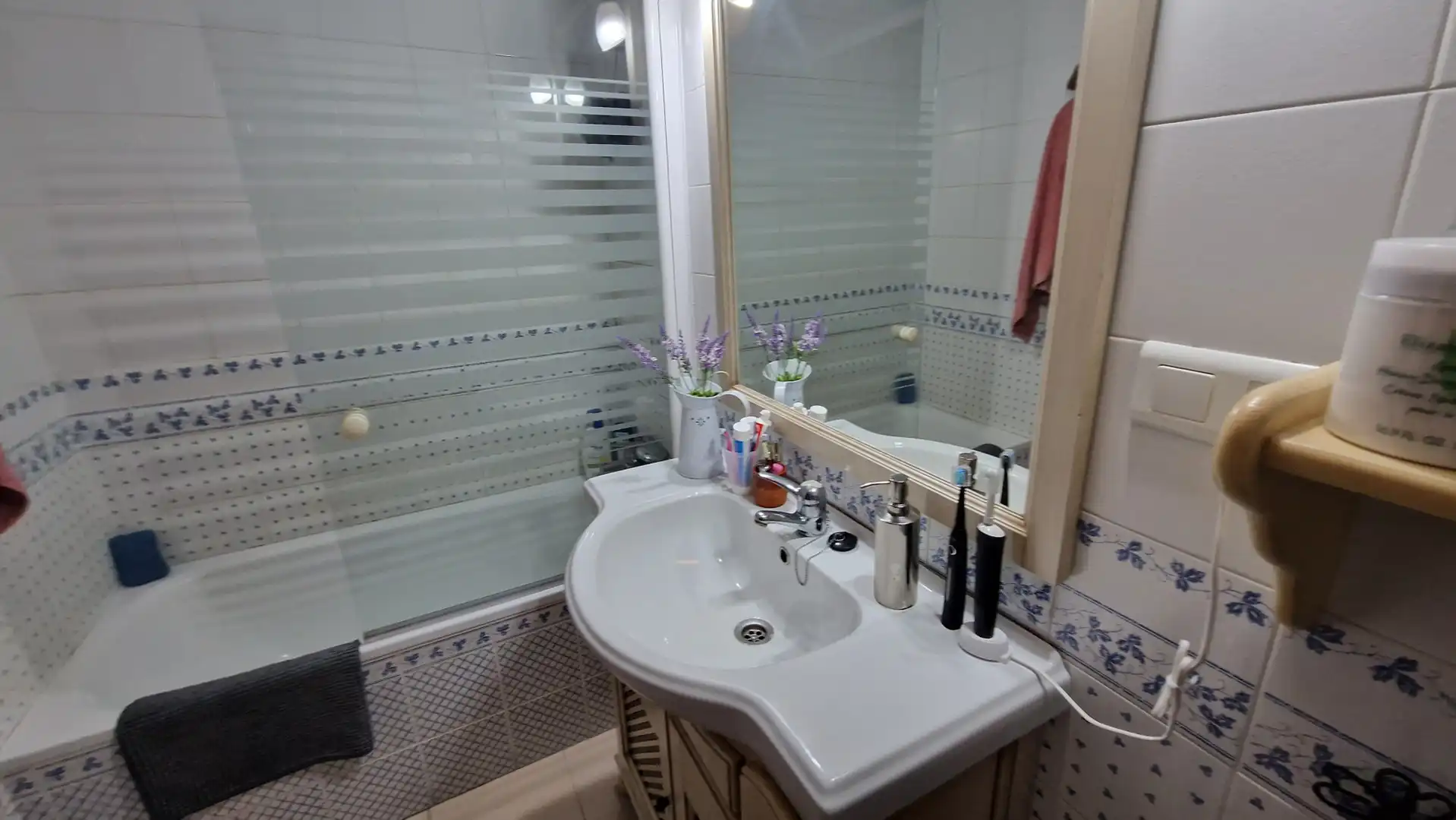 Bathroom of Apartments for sale in Estepona  with Swimming Pool and Community pool