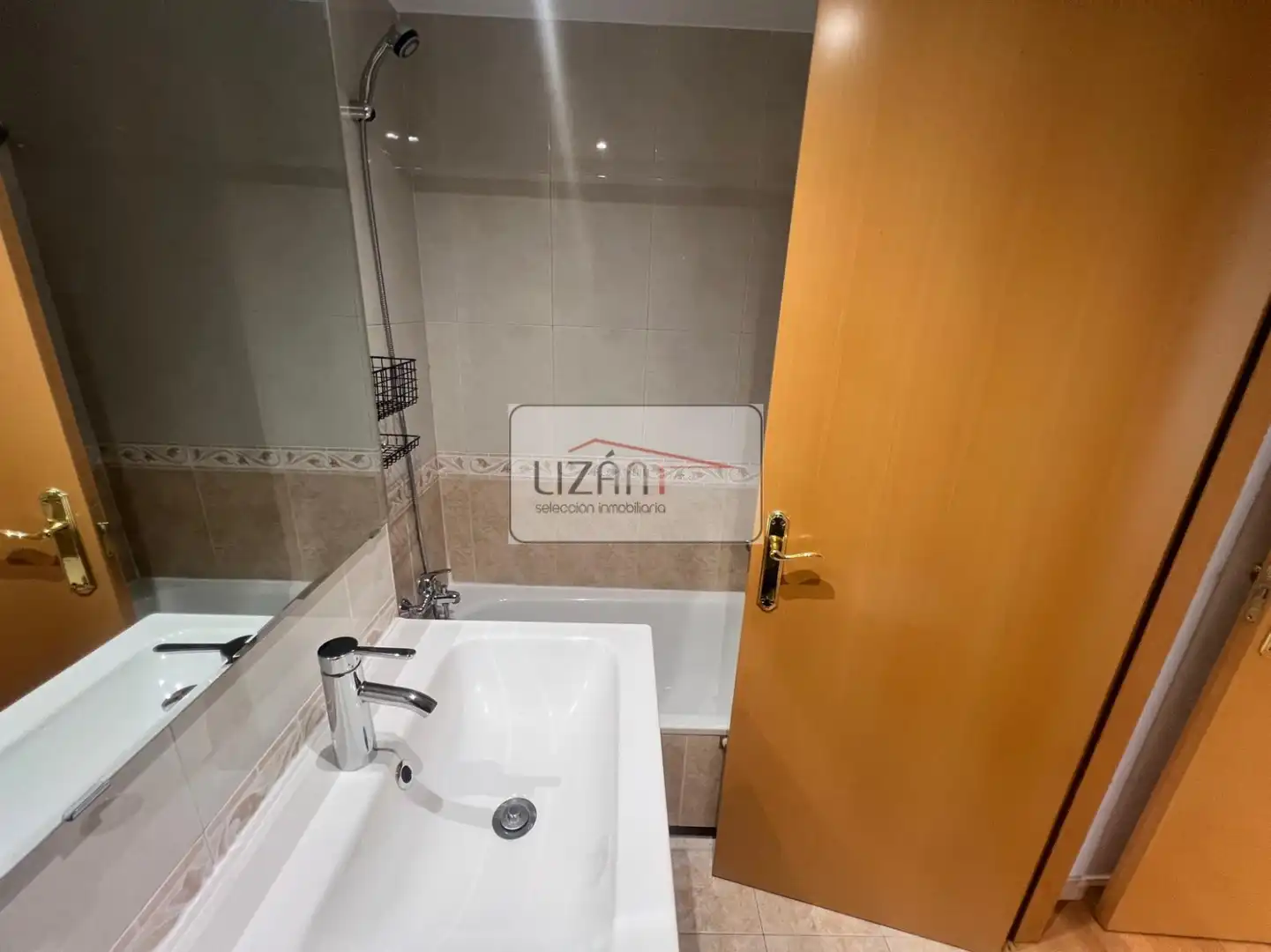 Bany de Pis en venda en Oviedo  amb Calefacció i Parquet