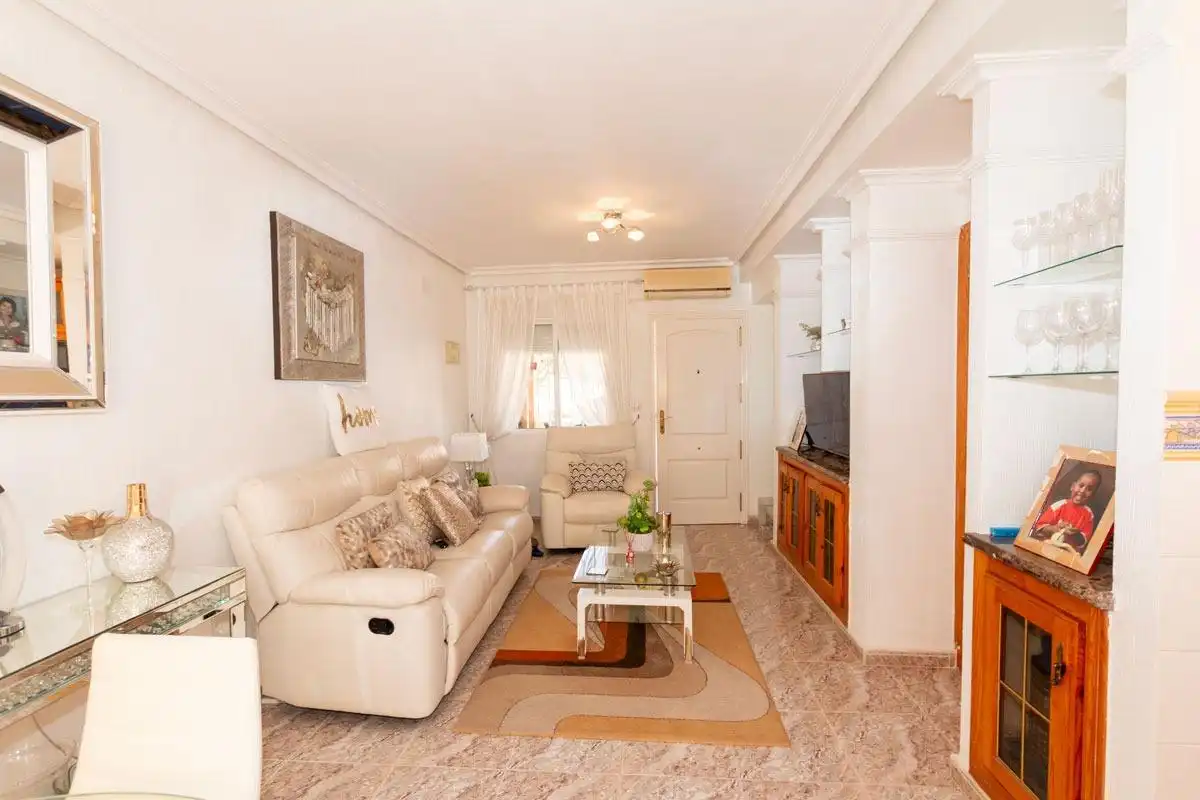 Sala d'estar de Casa adosada en venda en Orihuela amb Jardí privat, Terrassa i Piscina comunitària