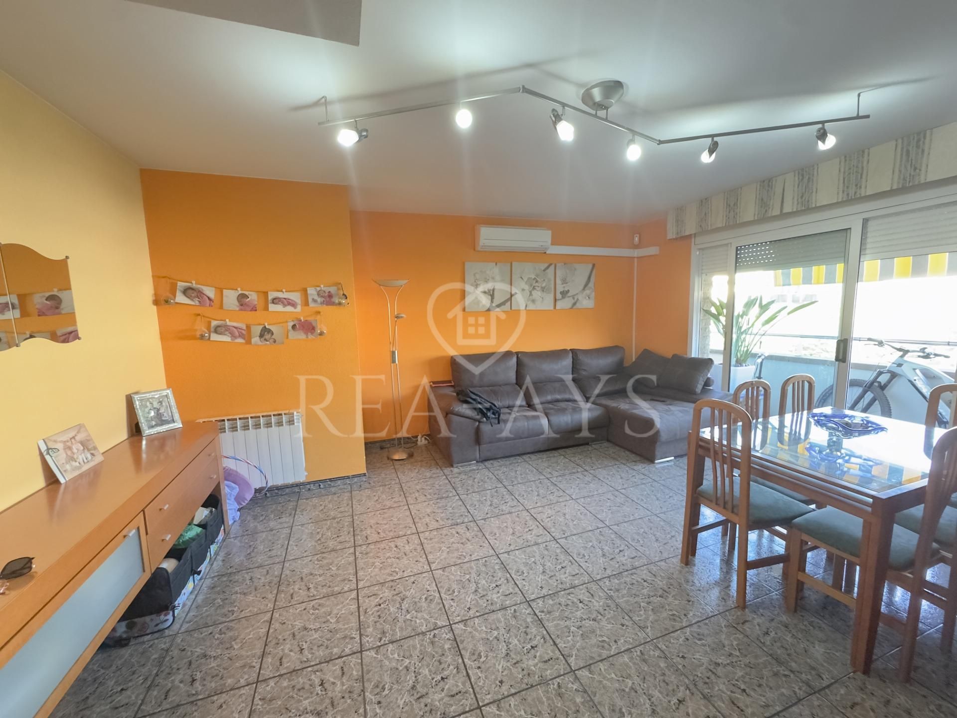 Sala de estar de Dúplex en venta en Pallejà con Aire acondicionado, Calefacción y Terraza