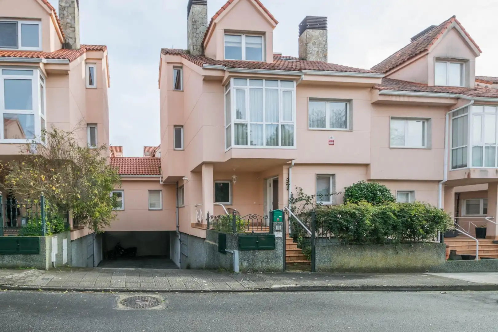 Vista exterior de Casa adosada en venta en Oleiros con Calefacción, Jardín privado y Parquet