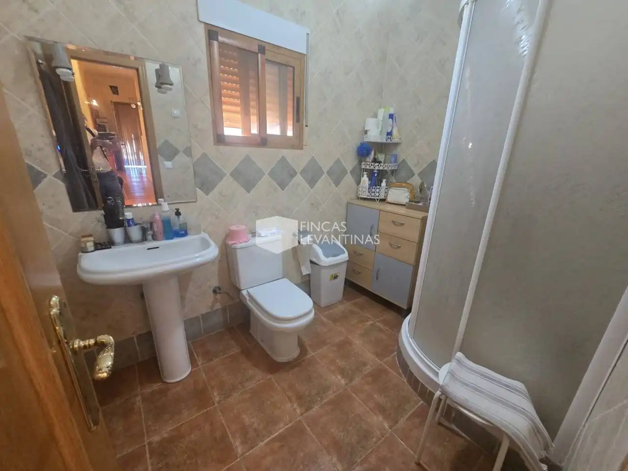 Bany de Casa o xalet en venda en Alicante / Alacant amb Jardí privat, Terrassa i Piscina