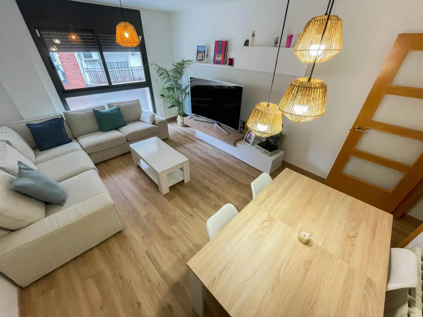 Sala de estar de Piso en venta en Olesa de Montserrat con Calefacción, Parquet y Amueblado