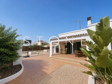 Casa con piscina en venta en Cala Blanca