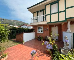 Vista exterior de Casa adosada en venda en Castro-Urdiales amb Calefacció, Jardí privat i Moblat